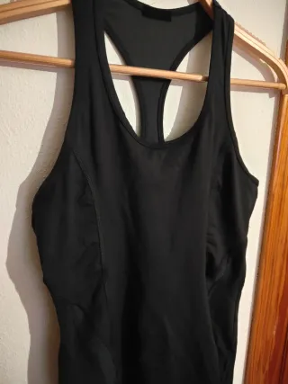Camiseta deportiva tirantes negra y gris