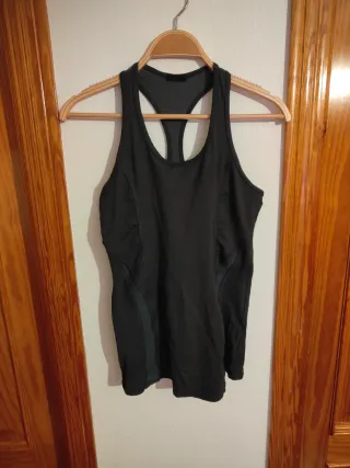Camiseta deportiva tirantes negra y gris