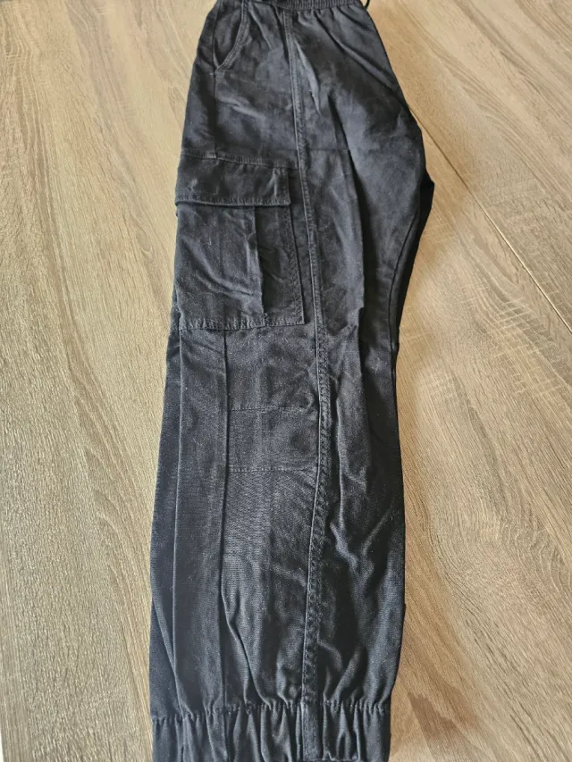 Pantalón cargo negro