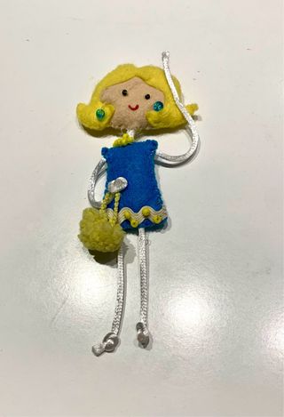 Broche muñeca fieltro azul y amarillo