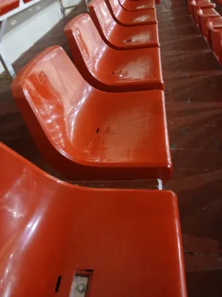 Sillas de polideportivo naranjas