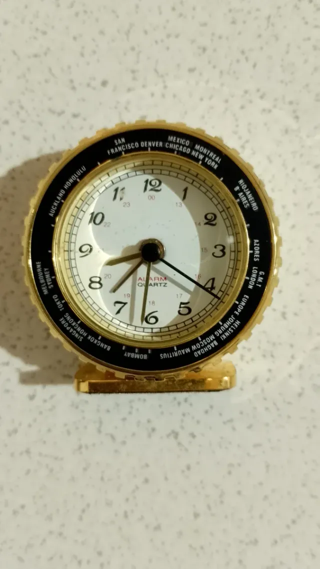 Reloj de Alarma Quartz Dorado