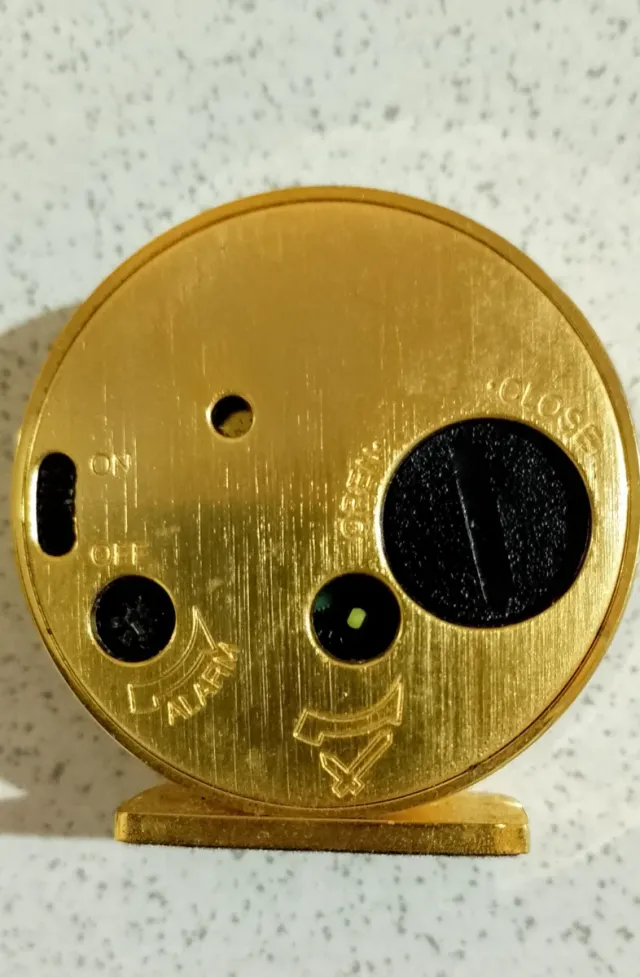 Reloj de Alarma Quartz Dorado