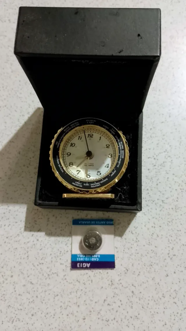 Reloj de Alarma Quartz Dorado