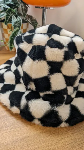 Gorro pescador cuadros blanco y negro