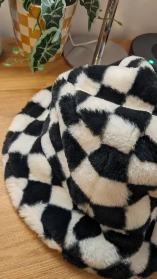 Gorro pescador cuadros blanco y negro