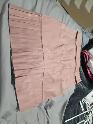 Falda corta de cuero rosa y verde