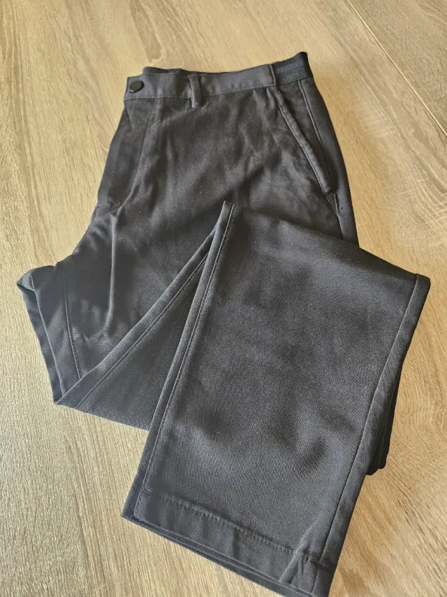 Pantalón de vestir negro.