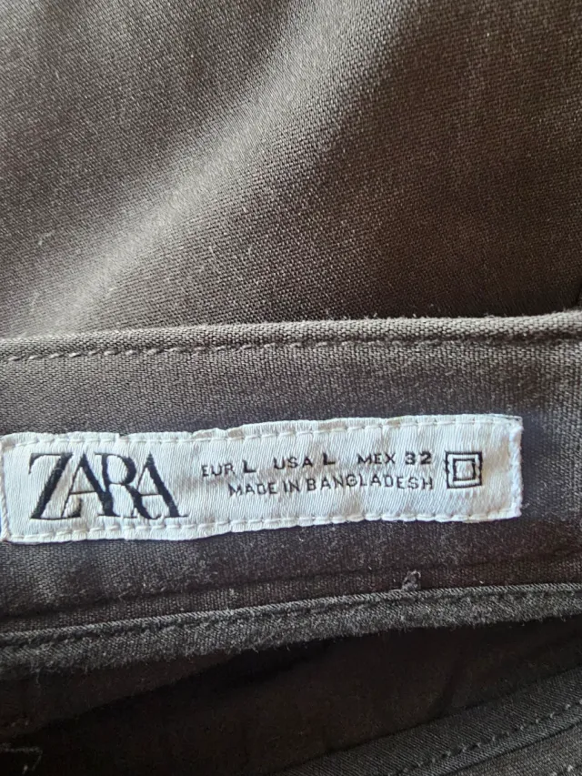 Pantalón de vestir negro.