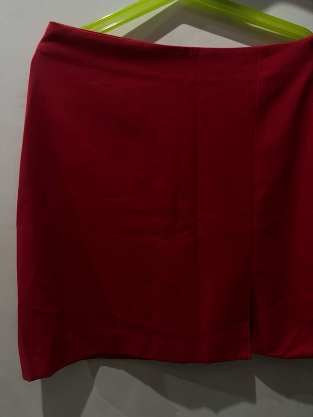 Falda corta roja
