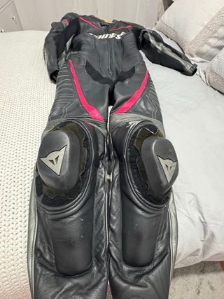 Mono Dainese Talla 42 Negro/Fucsia