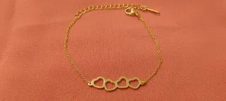 Pulsera dorada con corazones unidos