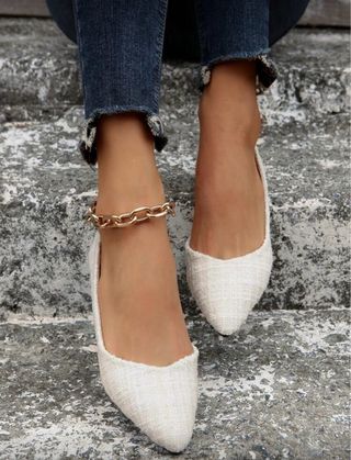 Zapatos planos blancos punta dorada