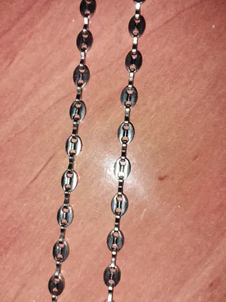 Collar de cuentas negro y dorado