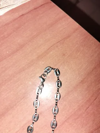 Collar de cuentas negro y dorado