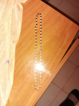 Collar de cuentas negro y dorado