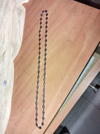 Collar de cuentas negro y dorado