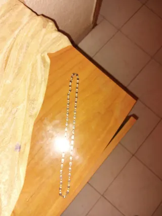 Collar de cuentas negro y dorado