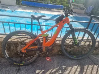 Bici eléctrica doble montaña Cube