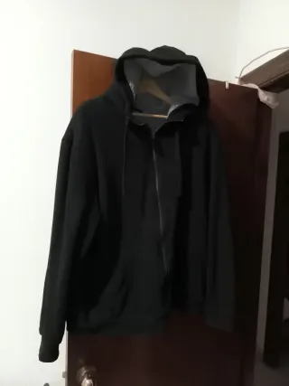 Chaqueta negra con cremallera