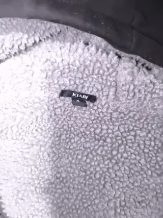 Chaqueta negra con cremallera