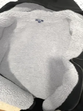 Chaqueta negra con cremallera