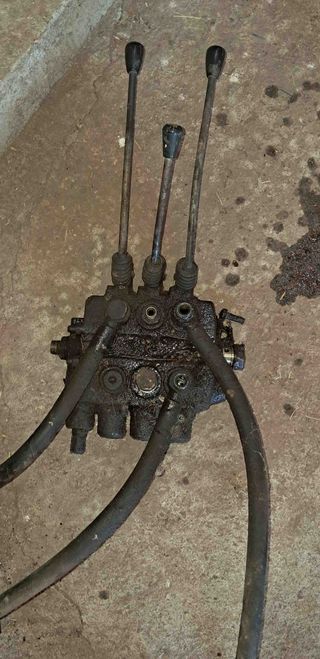 Pala, cazo, pantalla y bomba tractor Ford 7600.