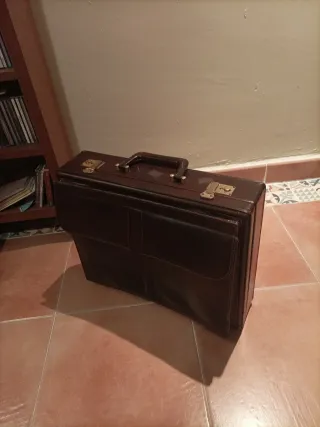 Maletín de cuero marrón