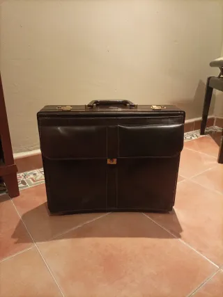 Maletín de cuero marrón