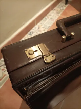 Maletín de cuero marrón