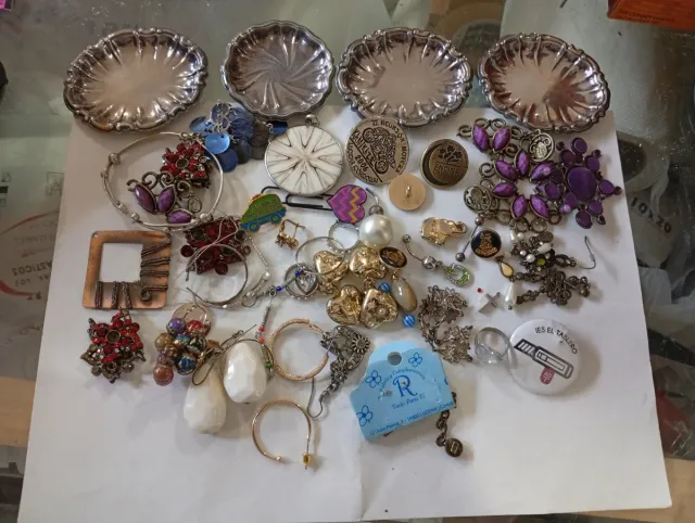 Lote di bijouterie, ornamenti e altro ancora, anelli, orecchini