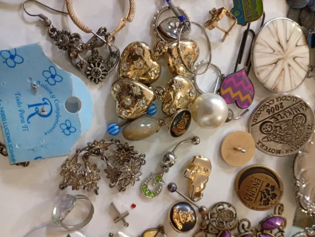 Lote di bijouterie, ornamenti e altro ancora, anelli, orecchini