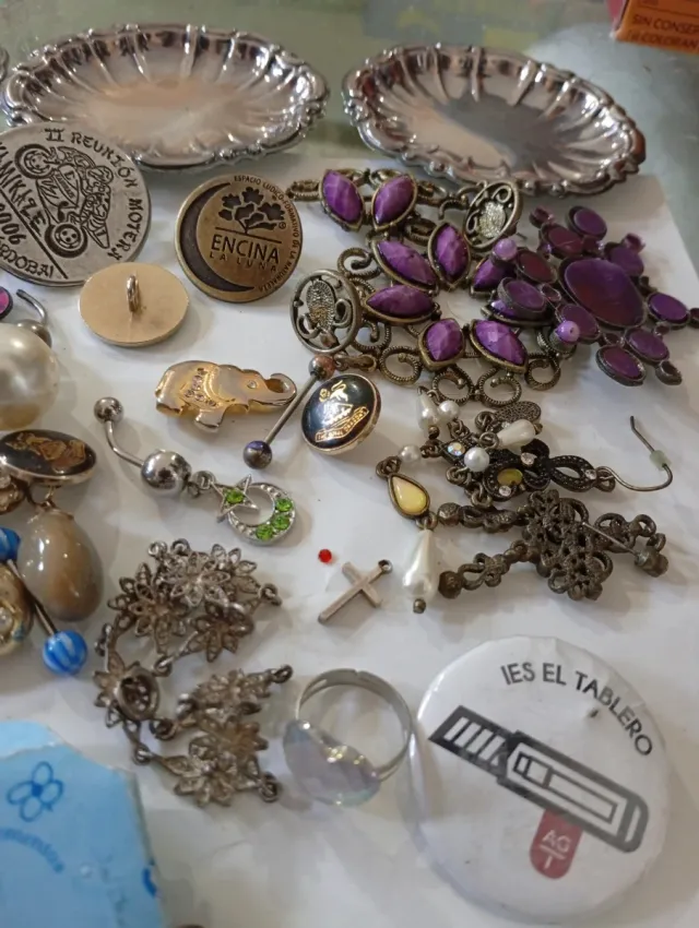 Lote di bijouterie, ornamenti e altro ancora, anelli, orecchini