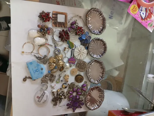 Lote di bijouterie, ornamenti e altro ancora, anelli, orecchini