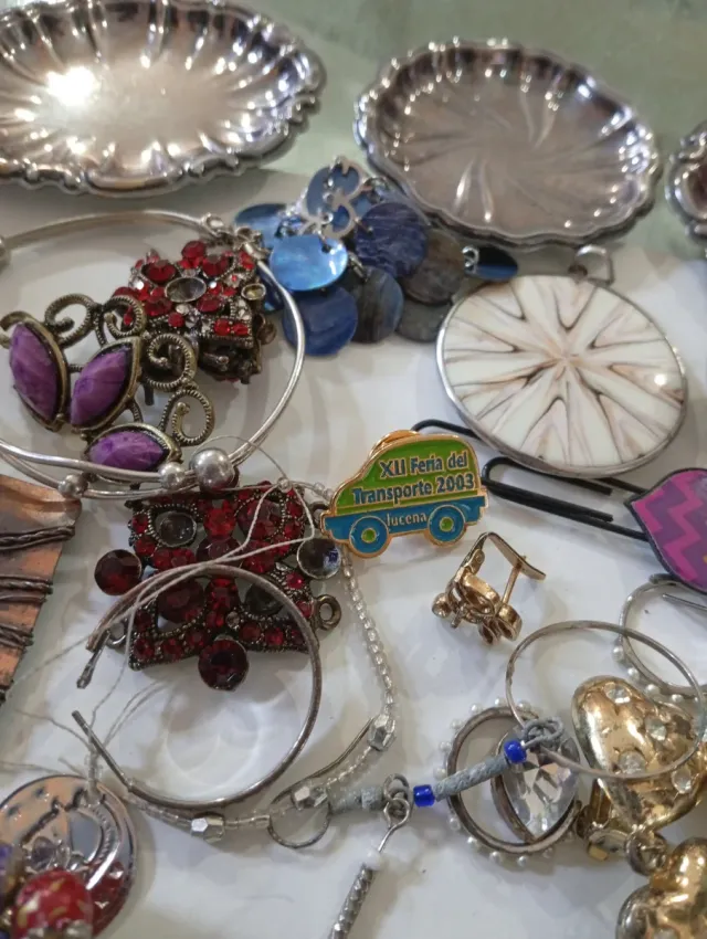 Lote di bijouterie, ornamenti e altro ancora, anelli, orecchini