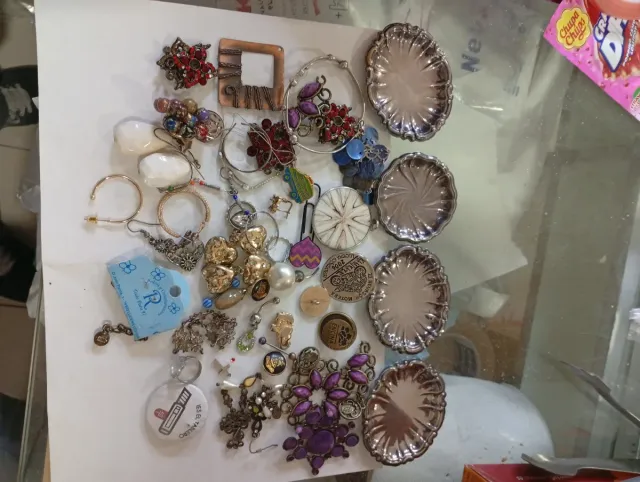 Lote di bijouterie, ornamenti e altro ancora, anelli, orecchini