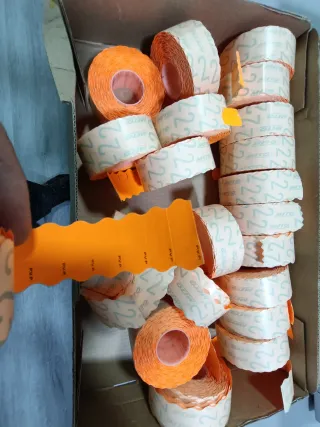 Rollos de etiquetas naranjas