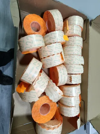 Rollos de etiquetas naranjas