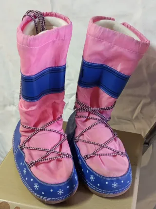 Botas de nieve rosas y azules
