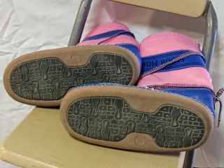 Botas de nieve rosas y azules