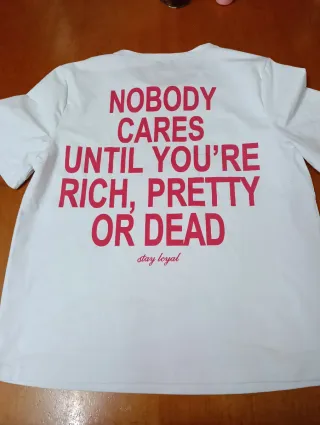 Camiseta blanca con estampado