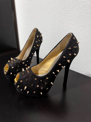 Zapatos de tacón negros con tachuelas doradas