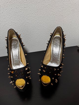 Zapatos de tacón negros con tachuelas doradas