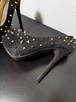 Zapatos de tacón negros con tachuelas doradas