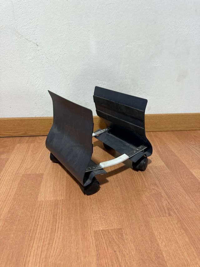 Soporte para PC con ruedas