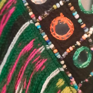 Chaqueta negra bordada con espejos