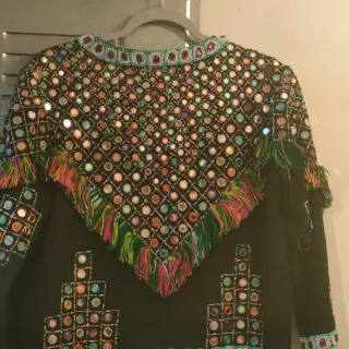 Chaqueta negra bordada con espejos