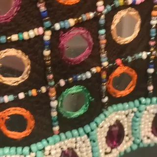 Chaqueta negra bordada con espejos