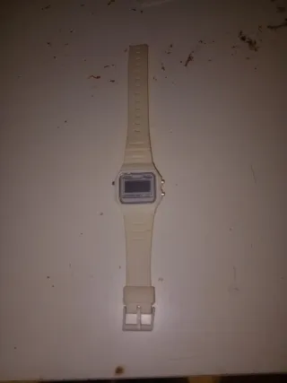 Reloj digital beige