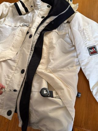 Chaqueta de nieve blanca y negra